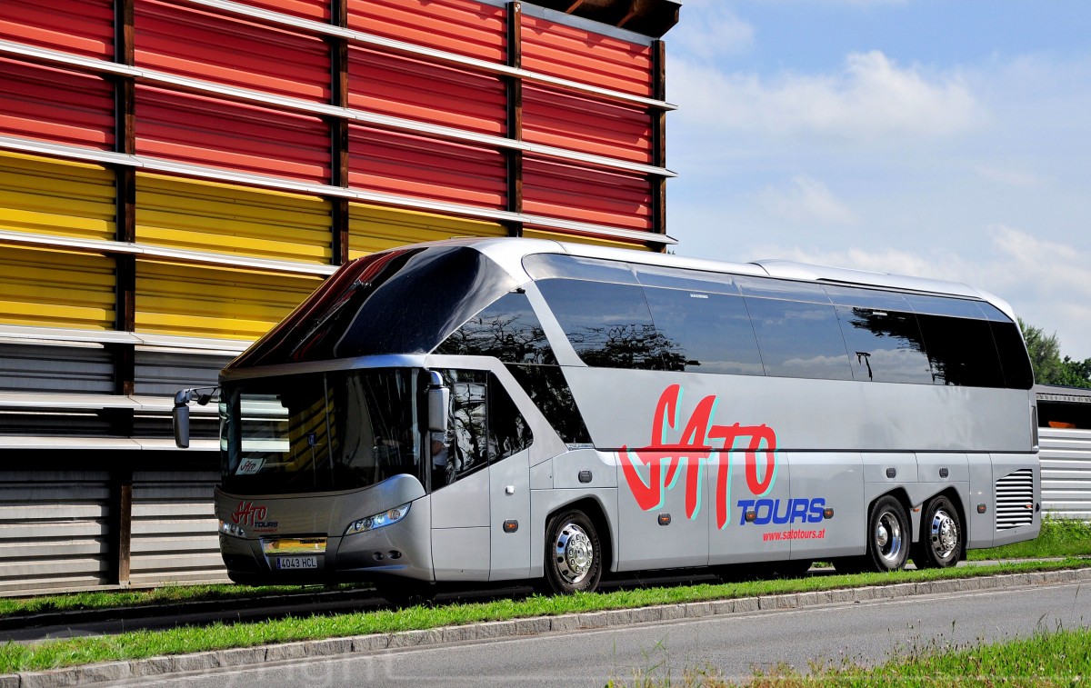 Neoplan Starliner von SATO tours aus Spanien am 24.Mai 2014 in Krems gesehen.