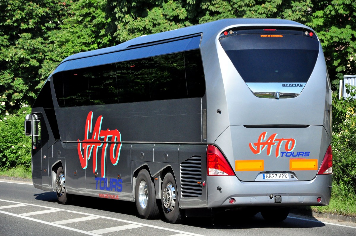 Neoplan Starliner von Sato tours aus Spanien im Juni 2015 in Krems unterwegs.