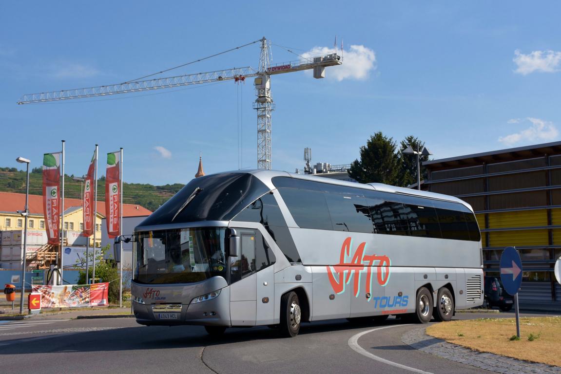 Neoplan Starliner von Sato Tours aus Spanien 06/2017 in Krems.