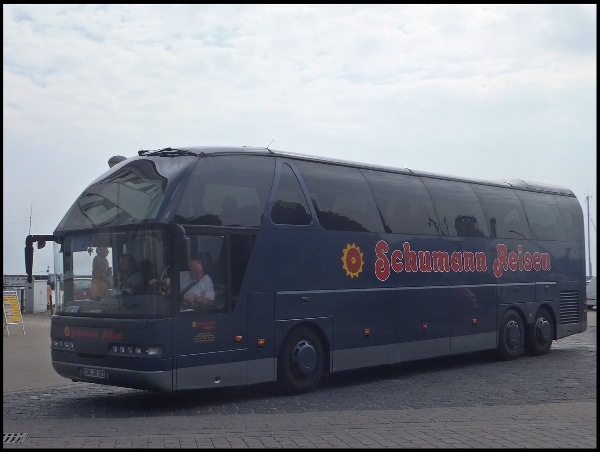 Neoplan Starliner von Schumann Reisen aus Deutschland im Stadthafen Sassnitz.