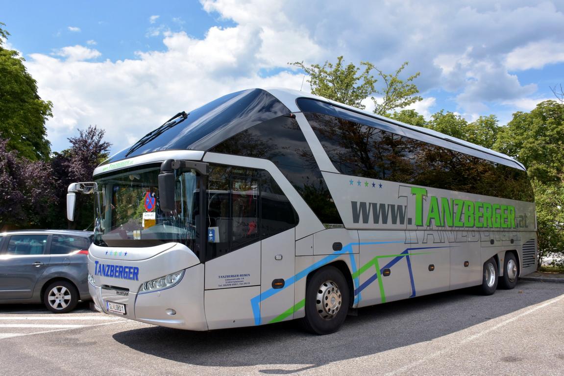 Neoplan Starliner von Tanzberger Reisen aus sterreich in Krems.
