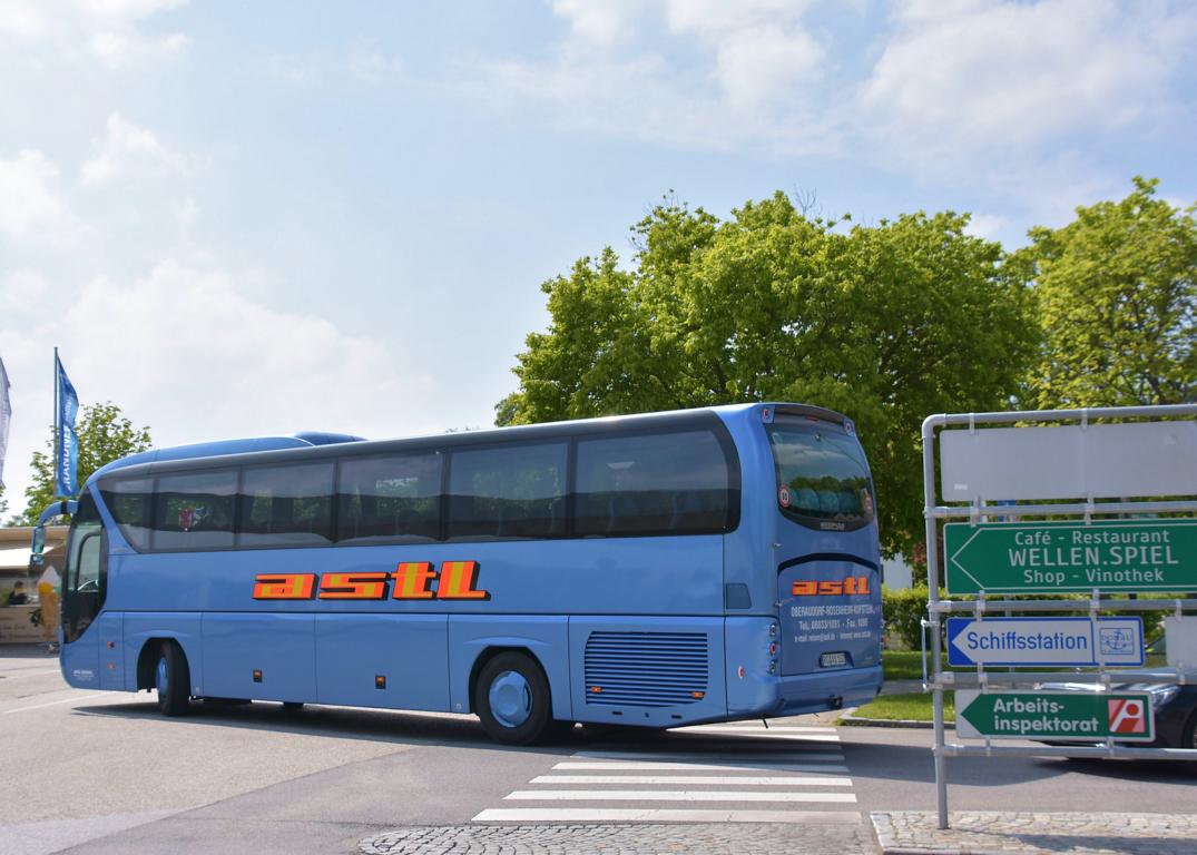 Neoplan Tourliner von ASTL Reisen aus der BRD in Krems.
