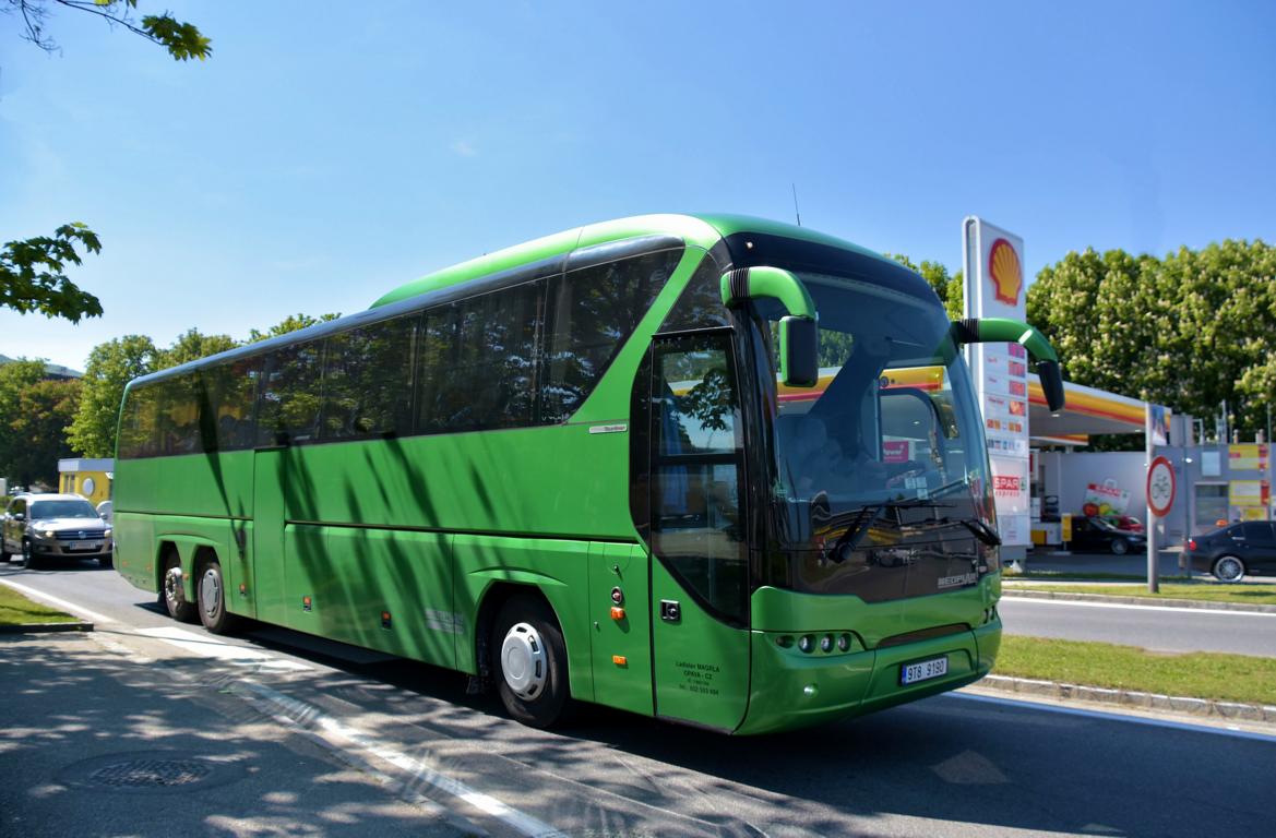 Neoplan Tourliner aus der CZ in Krems.