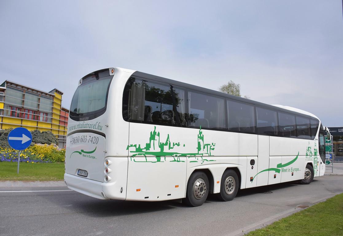 Neoplan Tourliner aus Ungarn in Krems.