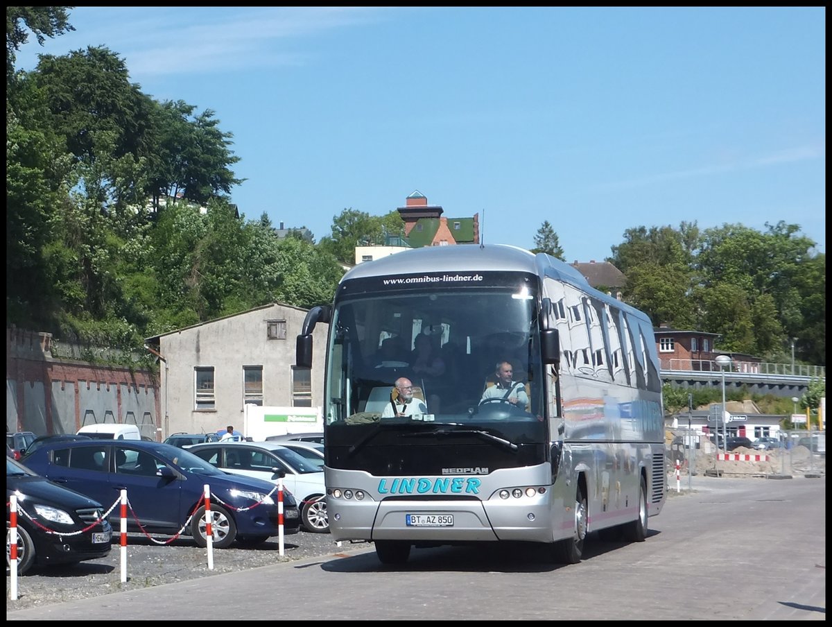 Neoplan Tourliner bon Lindner aus Deutschland im Stadthafen Sassnitz.