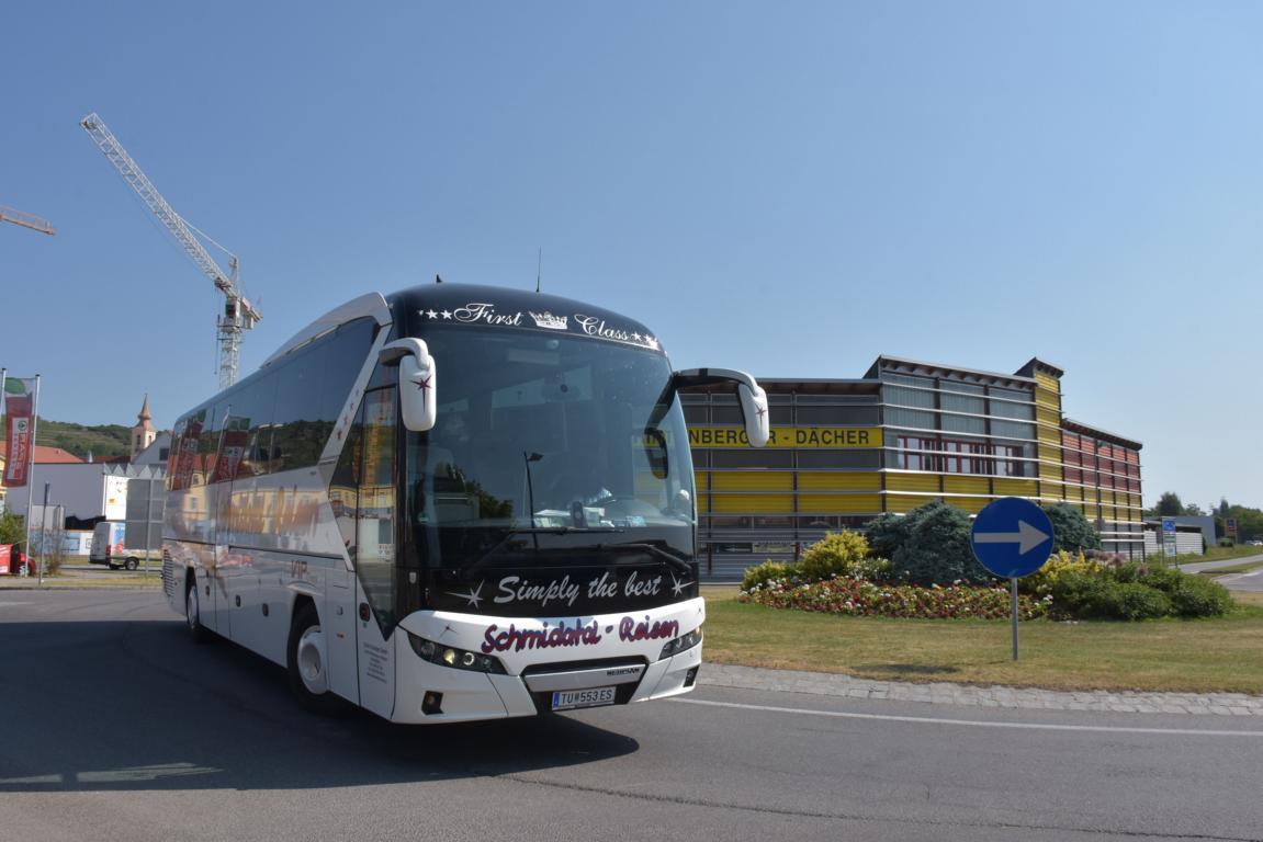 Neoplan Tourliner von Schmidatal Reisen aus sterreich 2017 in Krems.