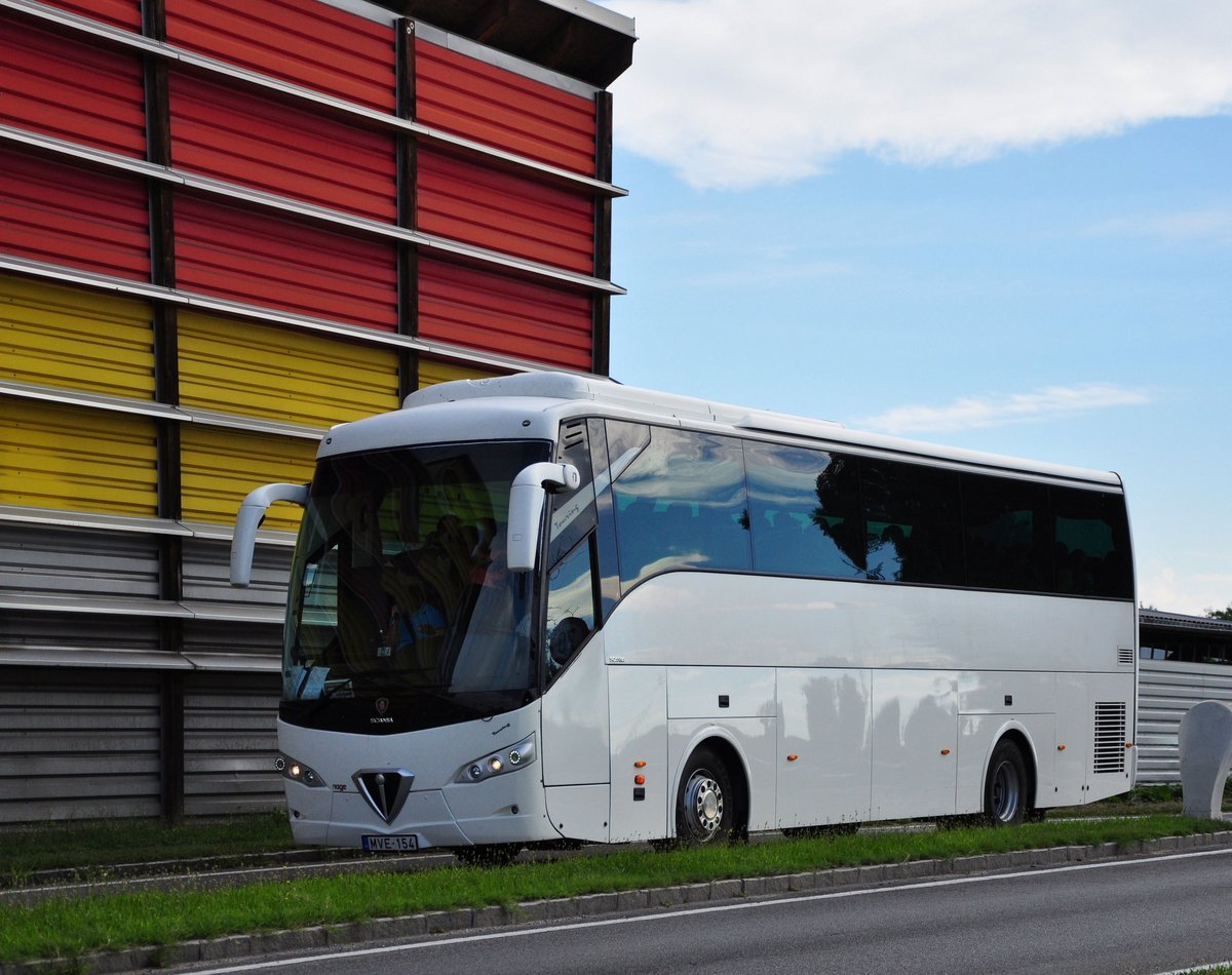 Noge-Scania Touring aus Ungarn in Krems unterwegs.
