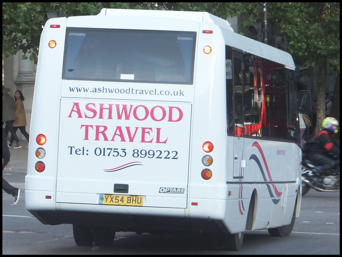 Optare von Ashwood Travel aus England in London.