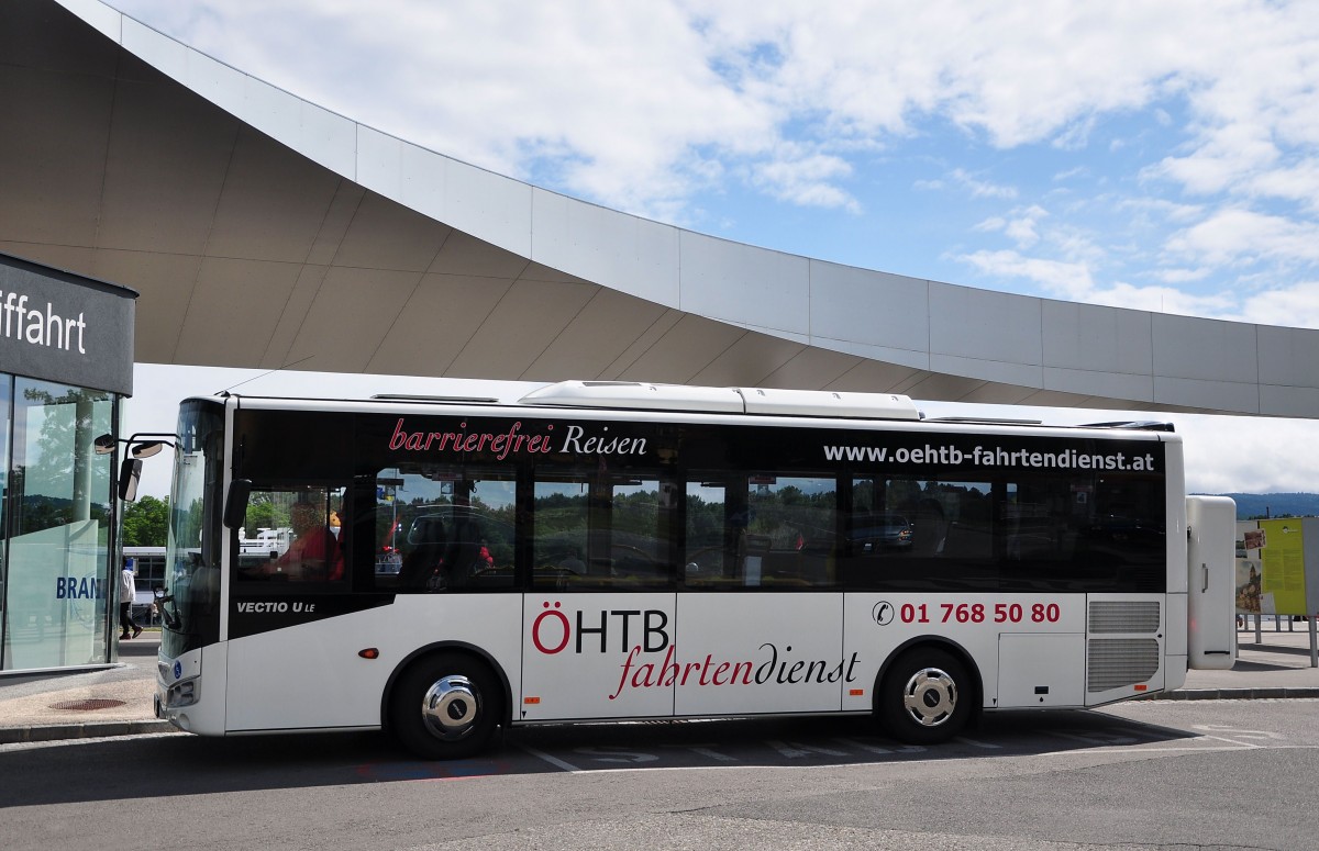 Otokar Vectio von HTB Fahrtendienst (barrierefrei Reisen) aus Wien im Juni 2015 in Krems gesehen.