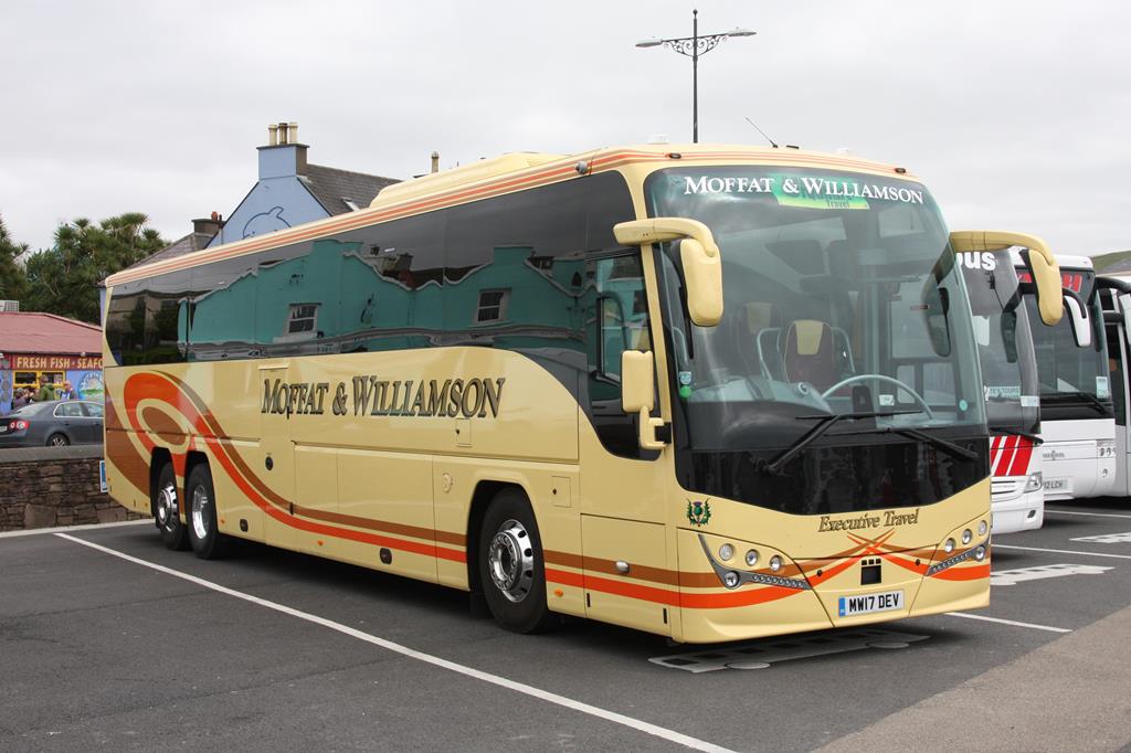 Plaxton Panther Reisebus der Fa. Moffat & Williamson am 11.4.2017 in Dingle in Irland.