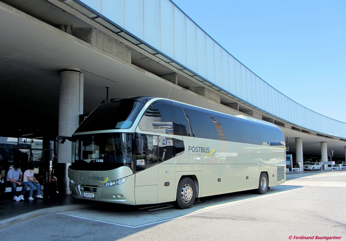 Postbus der BB, Neoplan Cityliner hier am Airport Schwechat/VIE,Juli 2013.