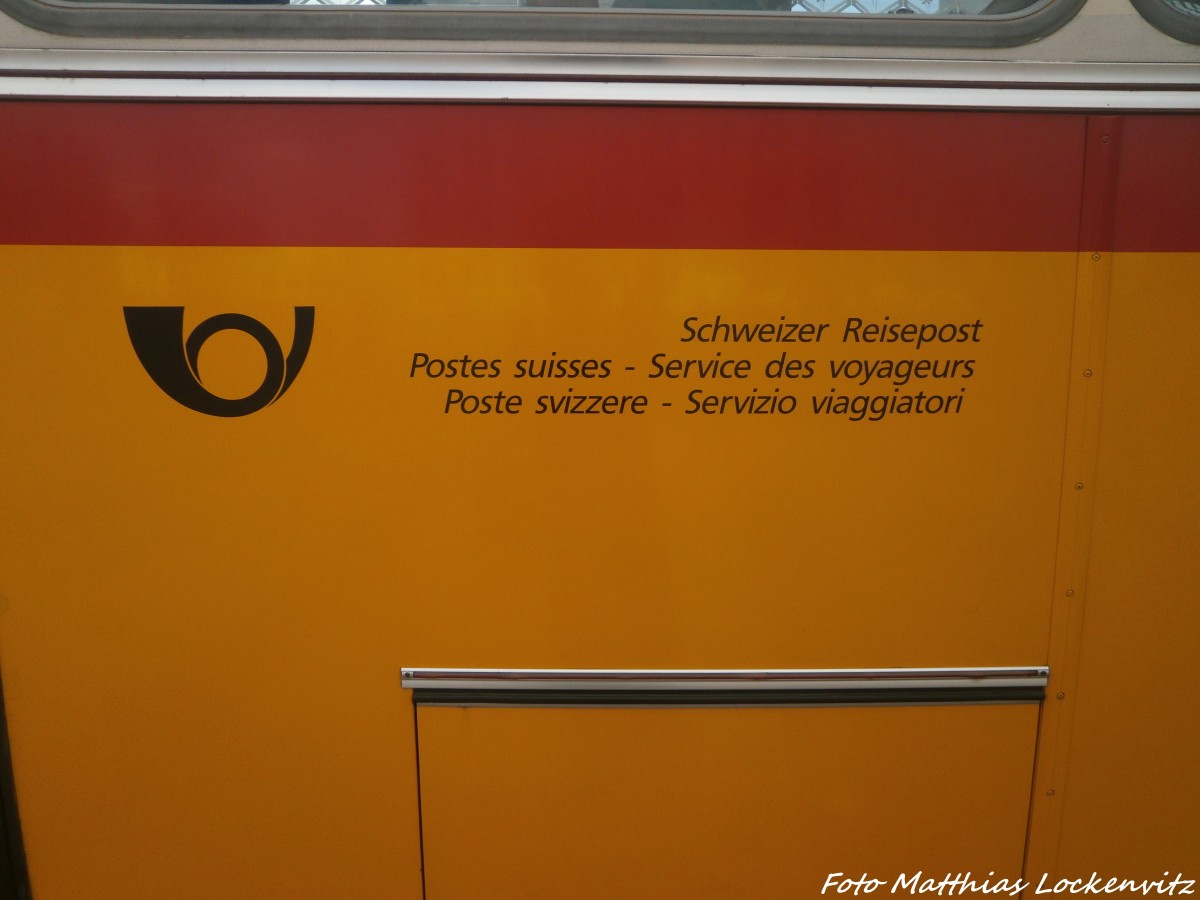 Postlogo und Schriftzug des Postbusses in Leipzig am 24.5.15
