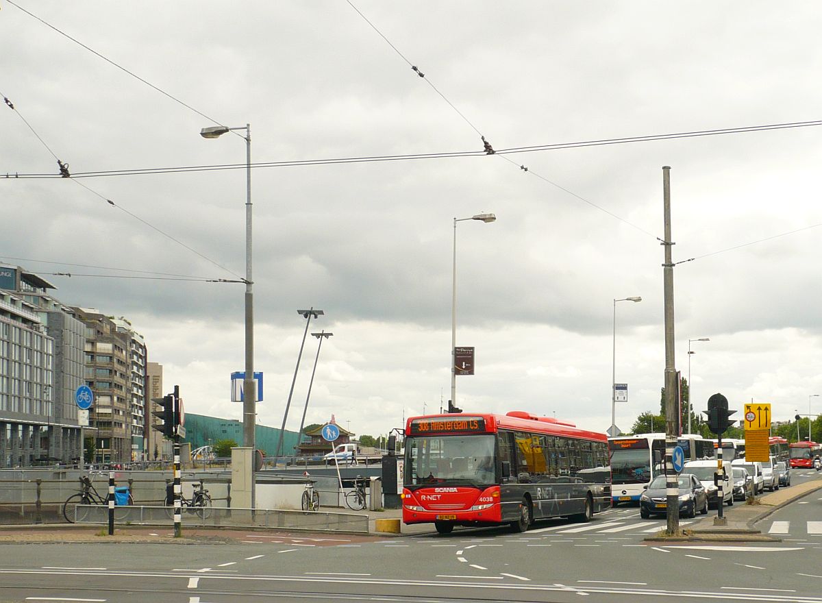 R-Net EBS Bus 4038 Scania Omnilink Baujahr 2011. Prins Hendrikkade, Amsterdam 25-06-2014.