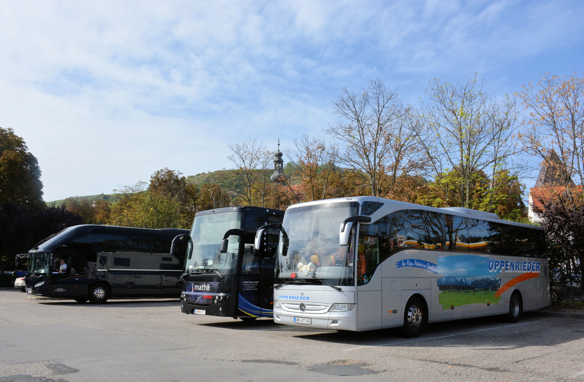 Rechts ein Mercedes Tourismo von Oppenrieder Reisen aus der BRD und links ein Volvo 9900 von Mathä dahinter der Neoplan Starliner von Nickel aus der BRD in Krems gesehen.