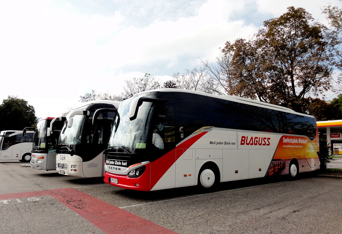 Rechts ein Setra 515 HD von Blaguss Reisen aus Wien am 16.9.2014 in Krems,dann ein MAN,ein Setra und ein Mercedes Tourismo.