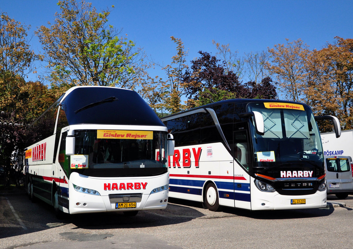 Rechts ein Setra 517 HDH von Haarby Reisen aus DK und links ein Neoplan in Krems gesehen.