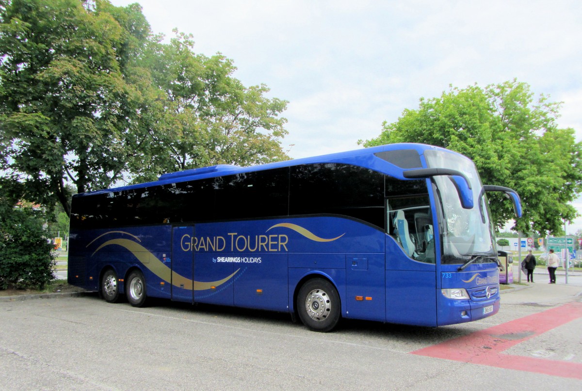 Rechts gesteuerter Mercedes Tourismo von Grand Tourer aus GB im Juni 2015 in Krems gesehen.