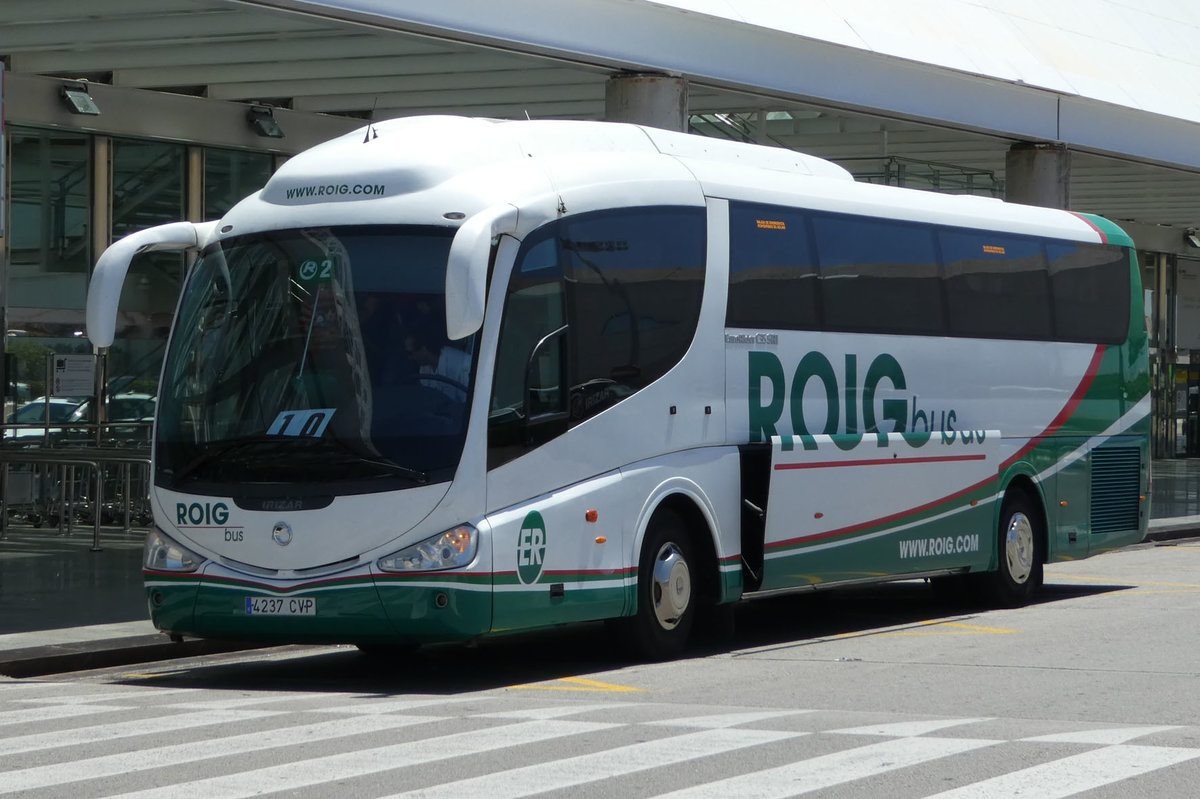 Reisebus der Firma  ROIG  bringt Fluggste zum Airport Palma /Mallorca im Mai 2016
