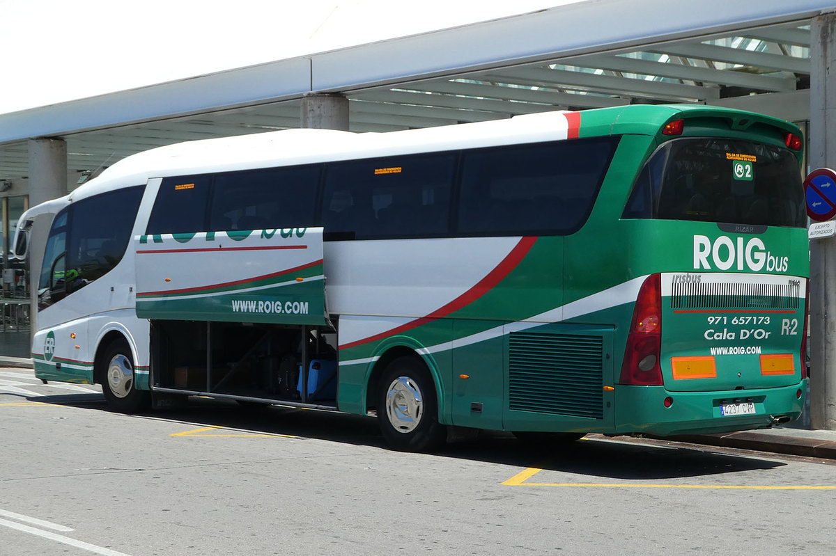 Reisebus der Firma  ROIG  bringt Fluggäste zum Airport Palma /Mallorca im Mai 2016