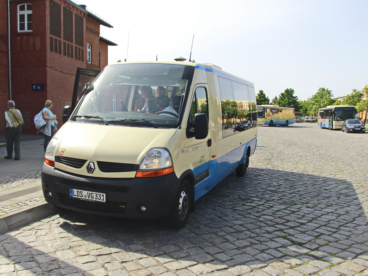 Renault Master der Regionale Verkehrsgesellschaft Dahme-Spreewald mbH (RVS) auf der StadtLinie 518 am 12. Juni 2019  am (Haupt)Bahnhof.