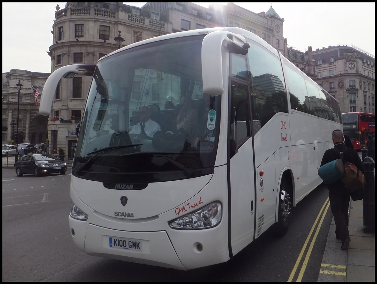 Scania Irizar von GMK Travel aus England in London.