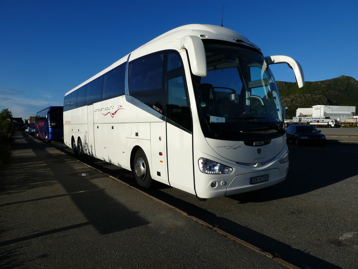 Scania Irizar von Lofoten tours steht im August 2017 am Fhranleger in Svolvaer