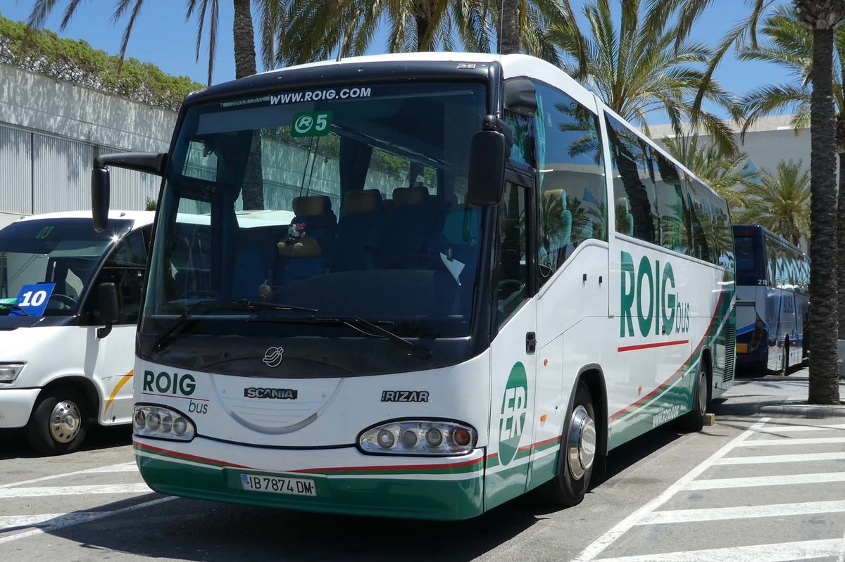 Scania Irizar von  ROIG  steht am Airport Palma /Mallorca im Juni 2016