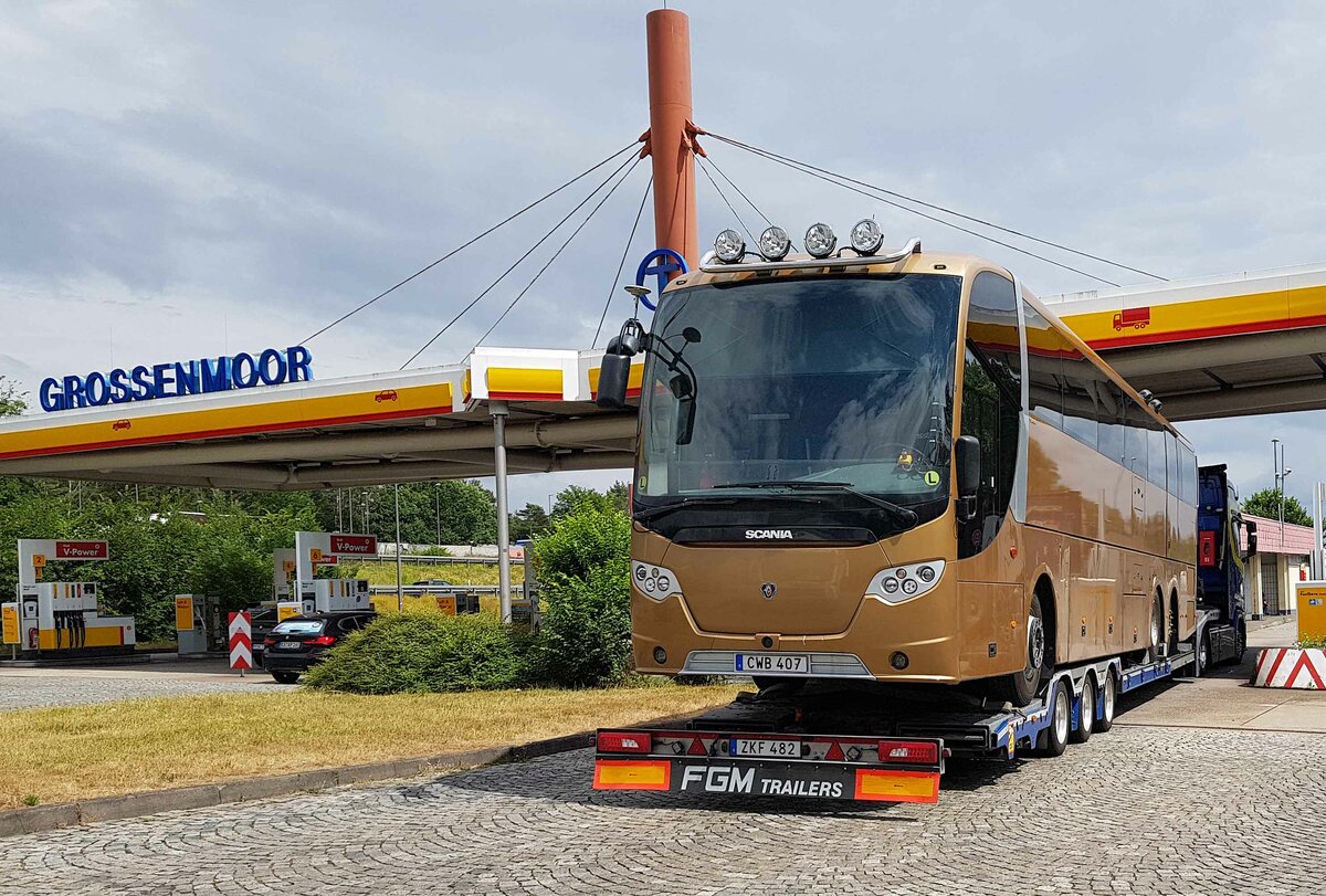 =Scania steht verlastet auf einem Tieflader des schwedischen Abschleppunternehmens JB Bilbrgning. Gesehen auf der Rastanlage Grossenmoor an der A7, 06-2022