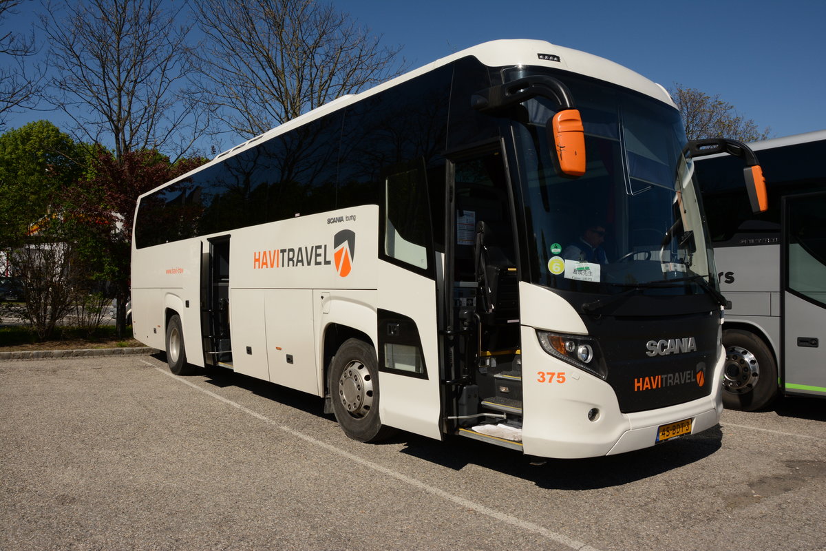 Scania Touring von HAVI Travel.nl in Krems gesehen.