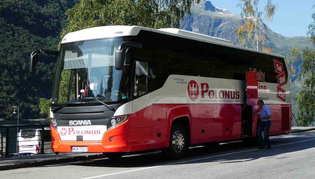 Scania Touring von  Polonus  wartet im August 2017 in Geiranger auf seine Fahrgäste