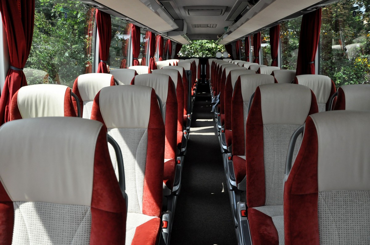 Schne Sitze im Setra 515 HD von REESE Reisen aus der BRD im Juni 2015 in Krems gesehen.