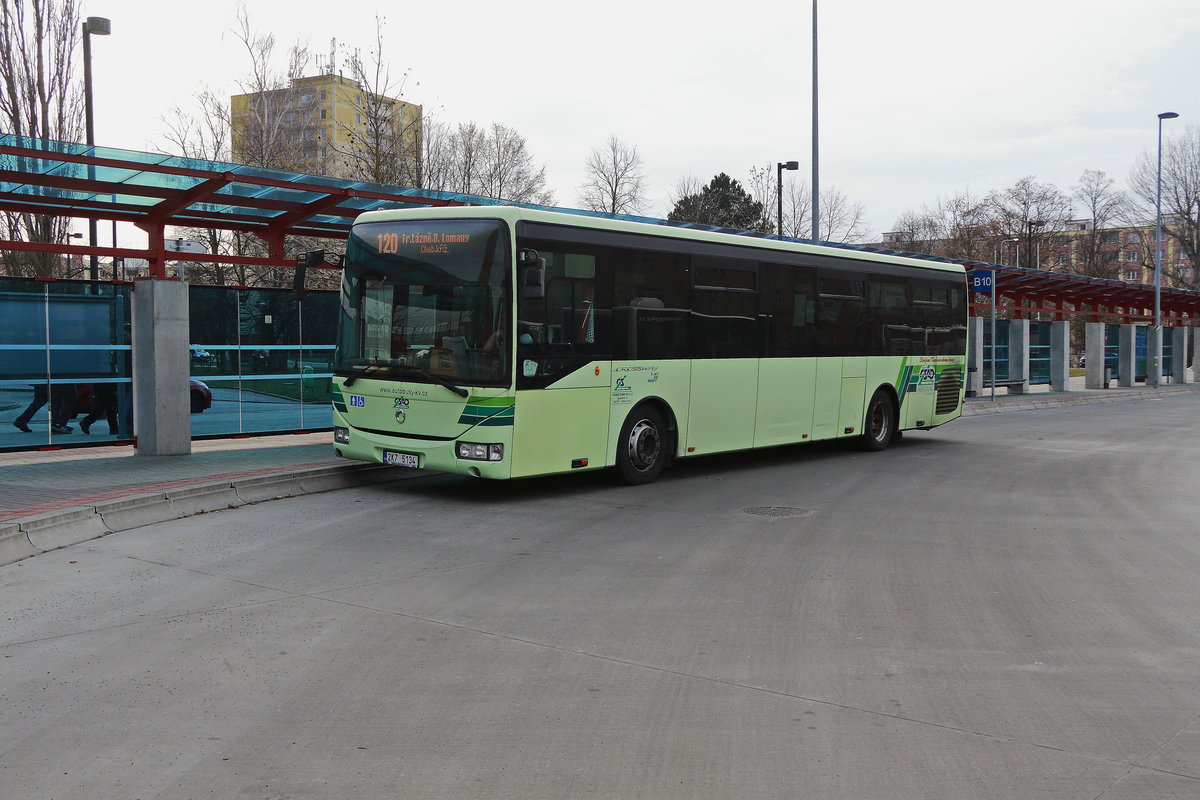 Seitenansicht eines Linienbus nach Franzensbad im Busbahnhof Cheb vor dem  Bahnhof Cheb 
der Karlovy Vary, Autobusy Karlovy Vary a.s. am 21. Februar 2019.