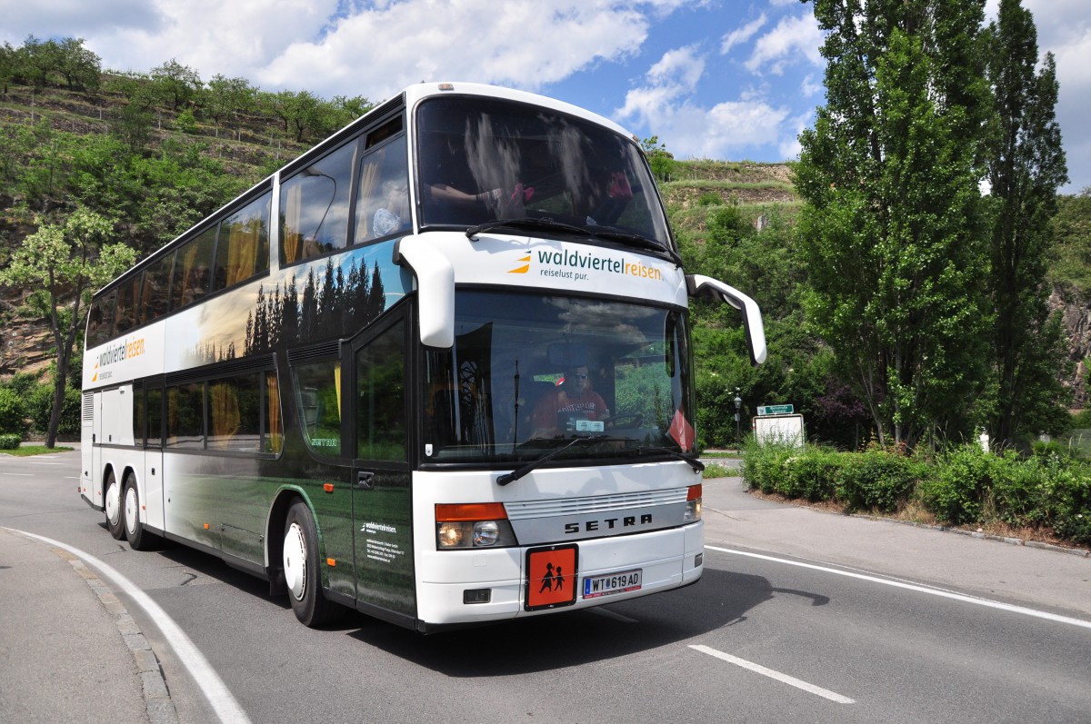 Setra 300er Serie von Waldviertelreisen RIEDER aus Niederösterreich bei der Anfahrt auf die  Mautener Brücke ,Autobrücke zwischen Krems und Mautern/Donau,wobei es gleich sehr eng werden wird.Mai 2015.