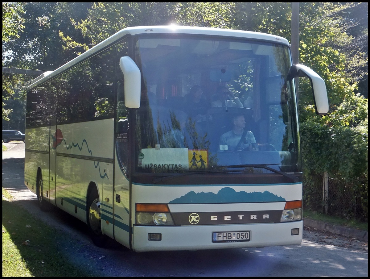 Setra 315 GT-HD von Autobusų Nuoma J. Raudoniaus IĮ aus Litauen (ex Top-Reisen) in Sassnitz.
