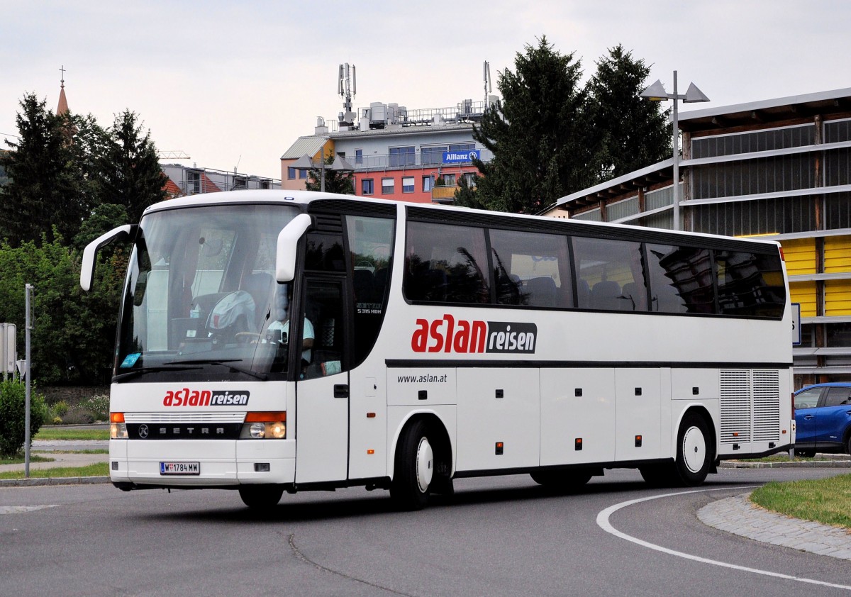 Setra 315 HDH von Aslan Reisen aus Wien im Juni 2015 in Krems unterwegs.
