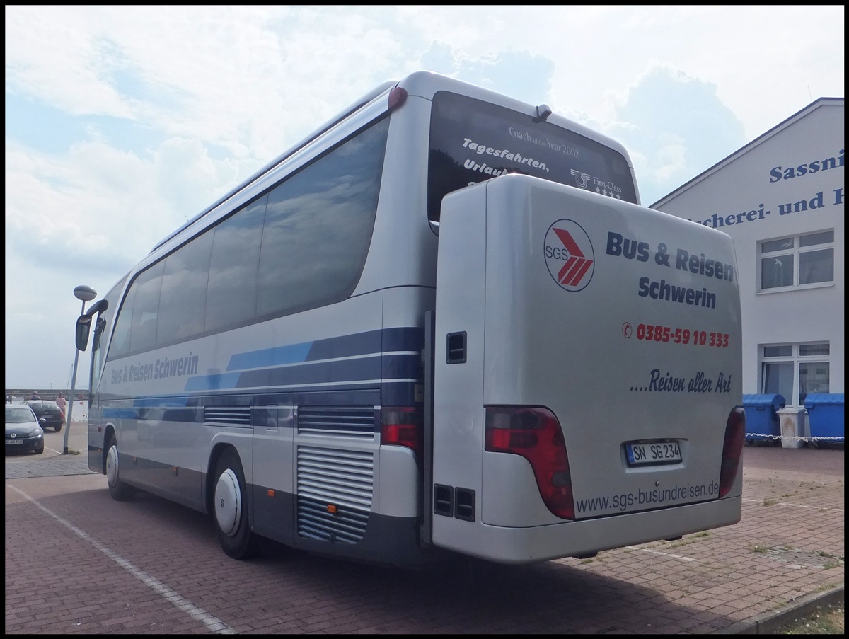 Setra 411 HD von Bus & Reisen Schwerin aus Deutschland im Stadthafen Sassnitz.