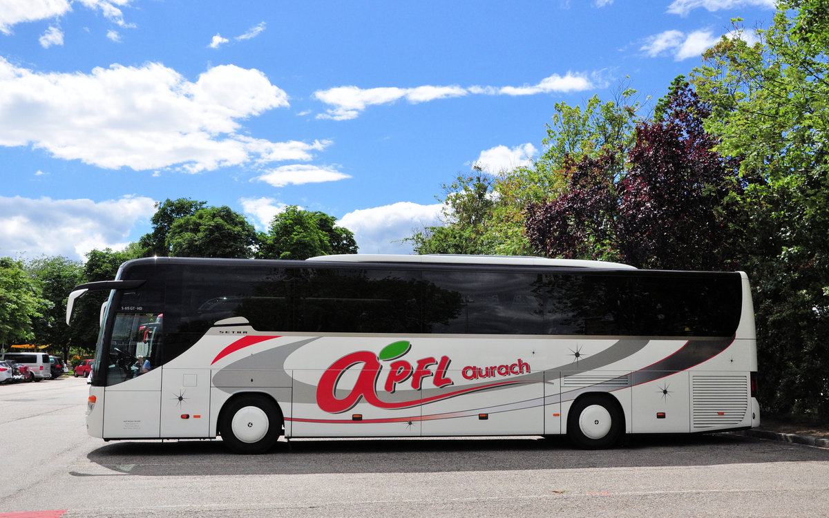 Setra 415 GT-HD von Apfl Reisen aus sterreich in Krems gesehen.