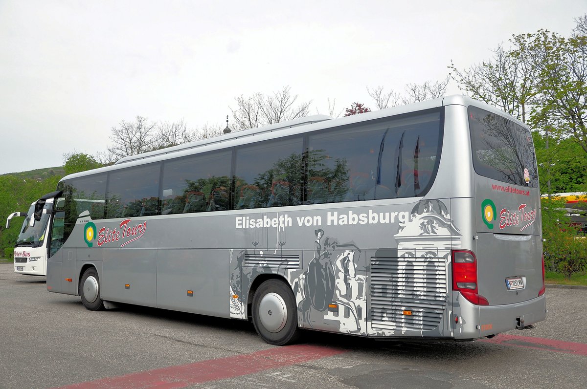 Setra 415 GT-HD von Elite Tours aus Wien in Krems gesehen.