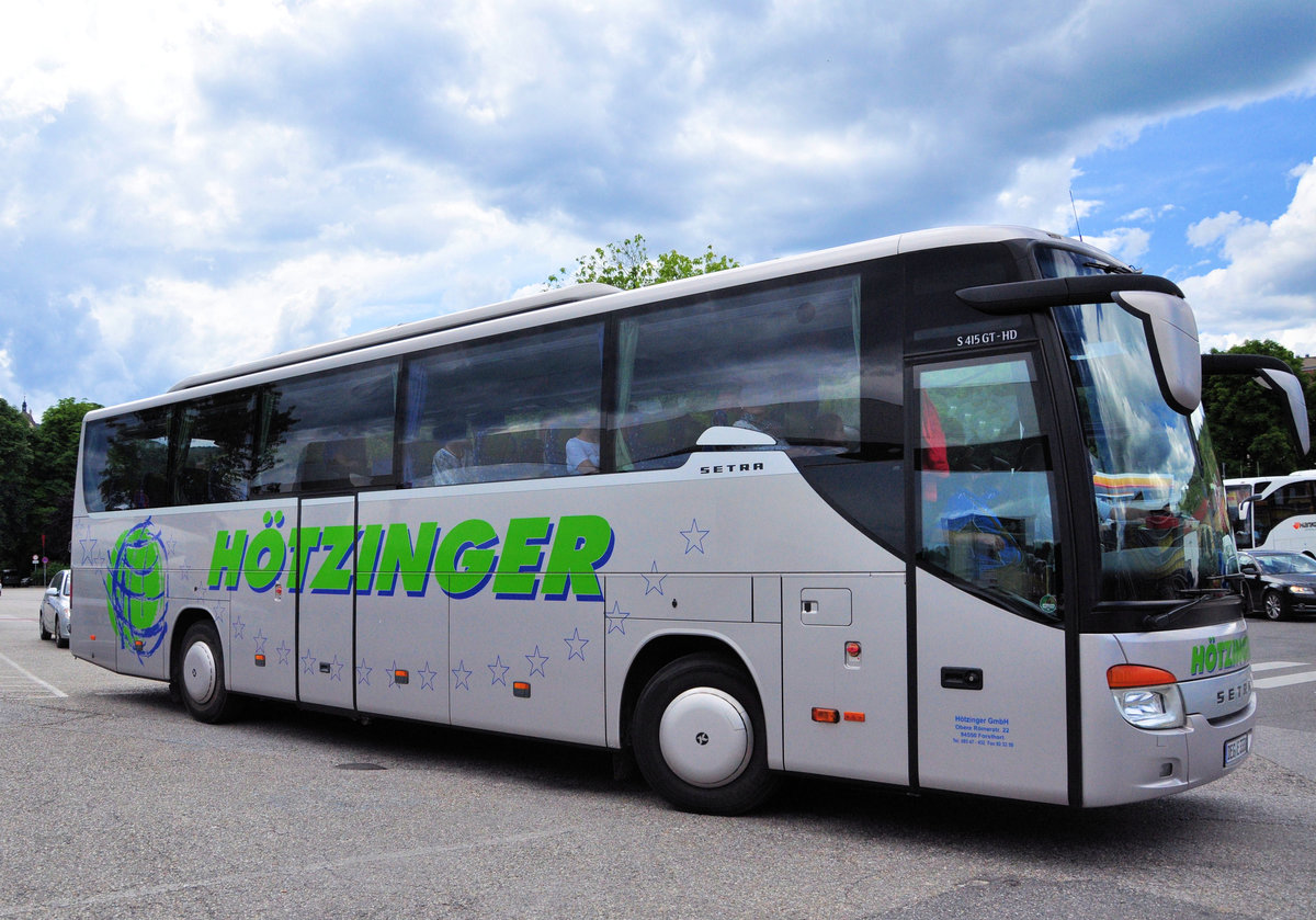 Setra 415 GT-HD von Htzinger Reisen aus der BRD in Krems.