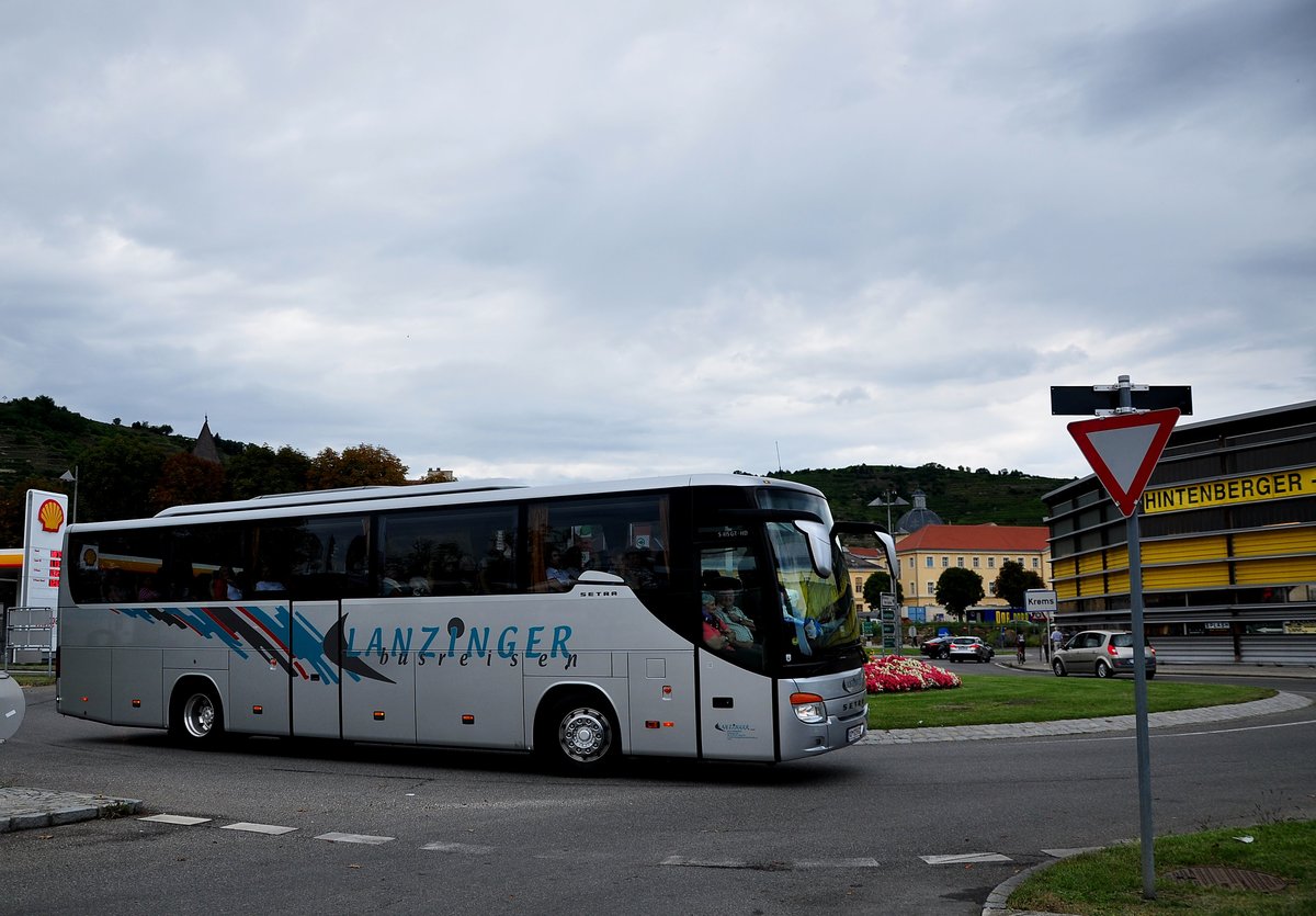 Setra 415 GT-HD von Lanzinger Reisen aus sterreich in Krems unterwegs.