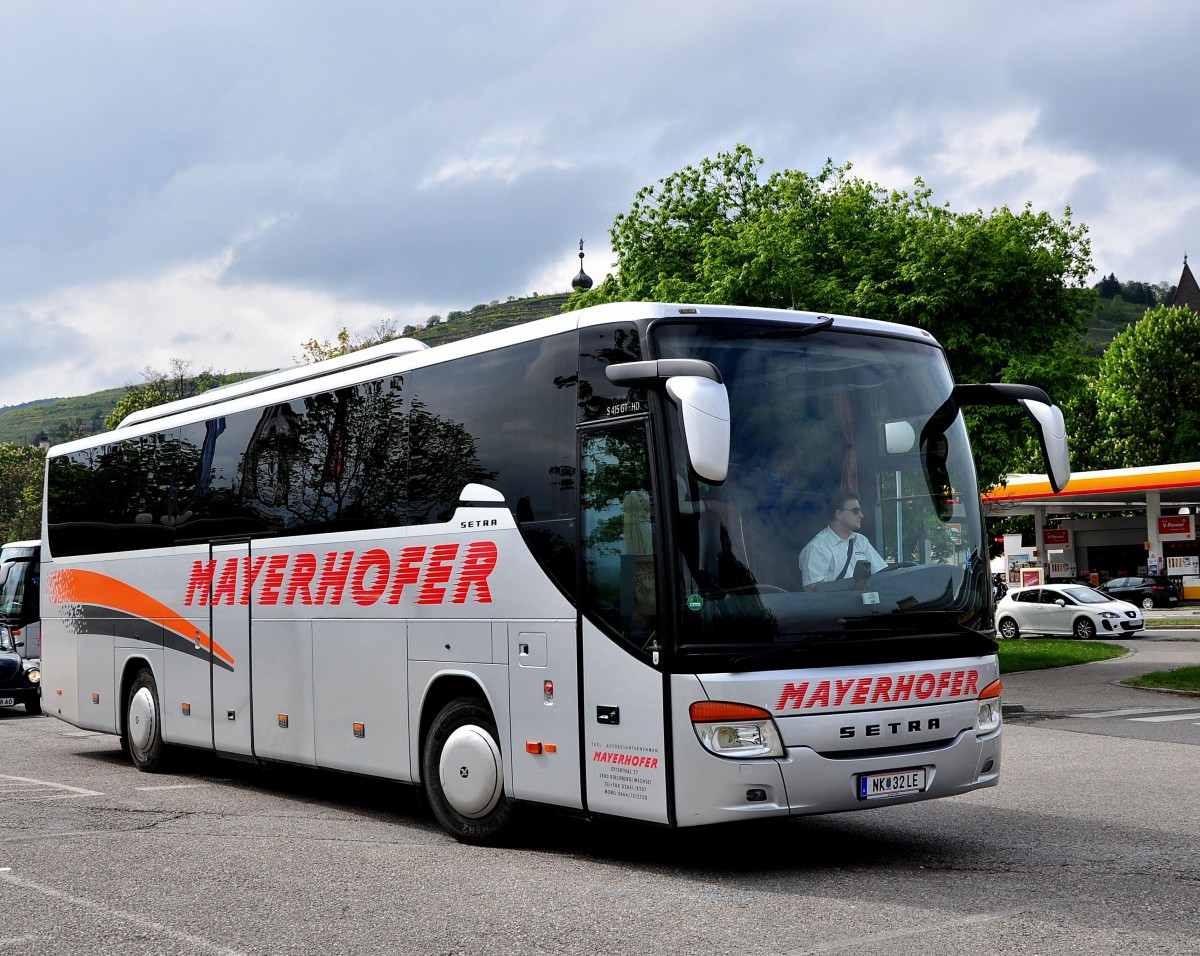 Setra 415 GT-HD von Mayerhofer Reisen aus Niedersterreich am 2.5.2015 in Krems.