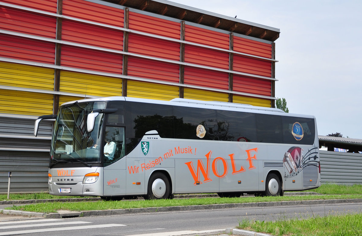 Setra 415 GT-HD von WOLF Reisen aus sterreich in Krems unterwegs.