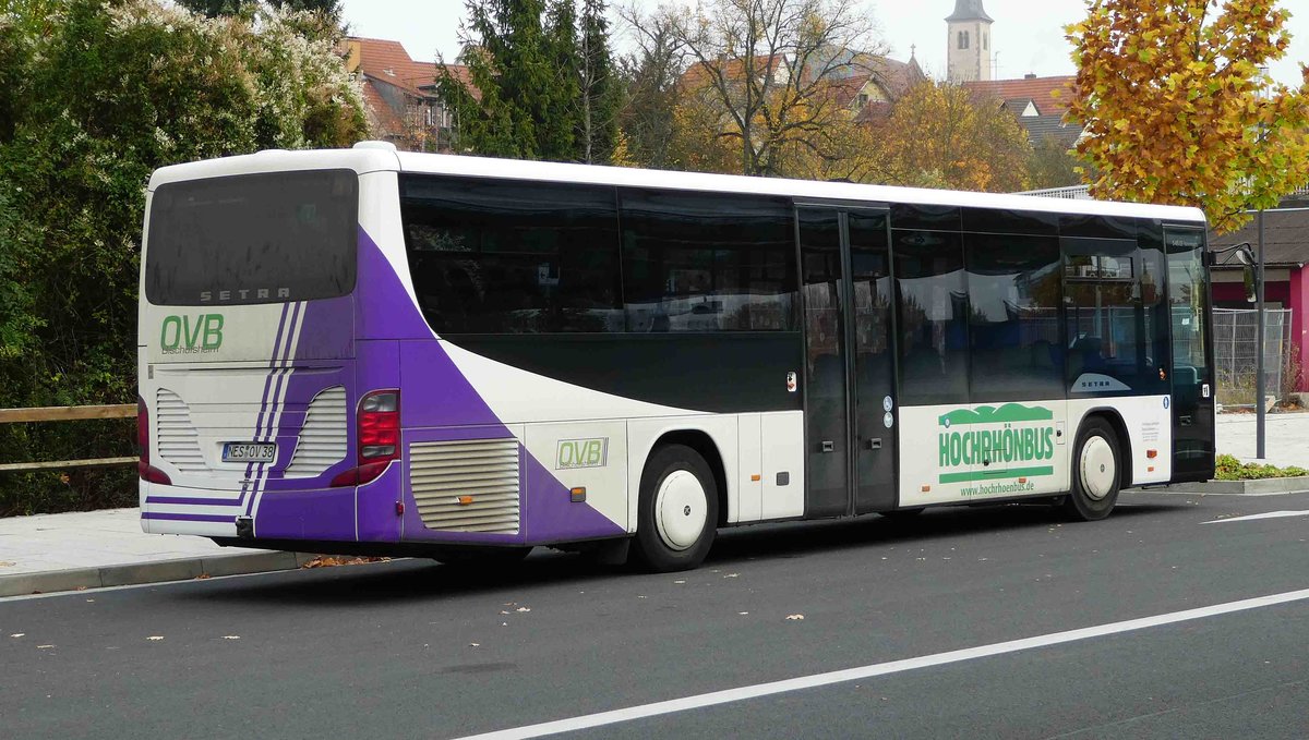 Setra 415 S von  Hochrhnbus  steht auf dem Busplatz in Bad Neustadt/Saale im Oktober 2017