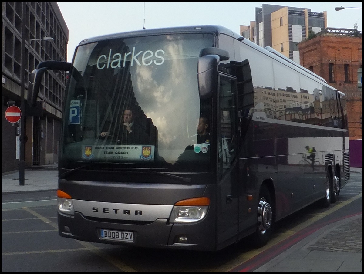 Setra 416 GT-HD von Clarkes aus England in London.