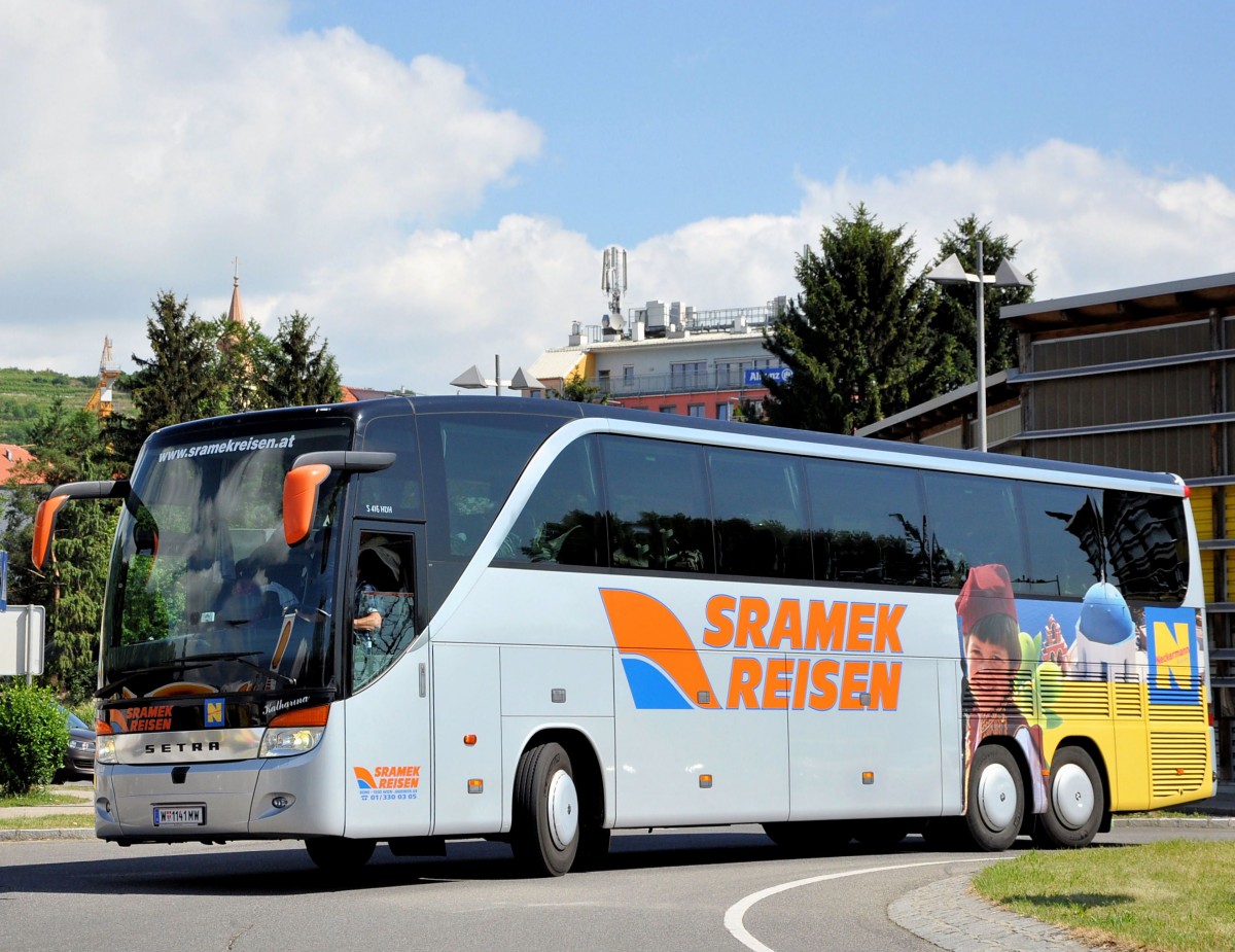 Setra 416 HDH von Sramek Reisen aus Wien im Juni 2015 in Krems gesehen.