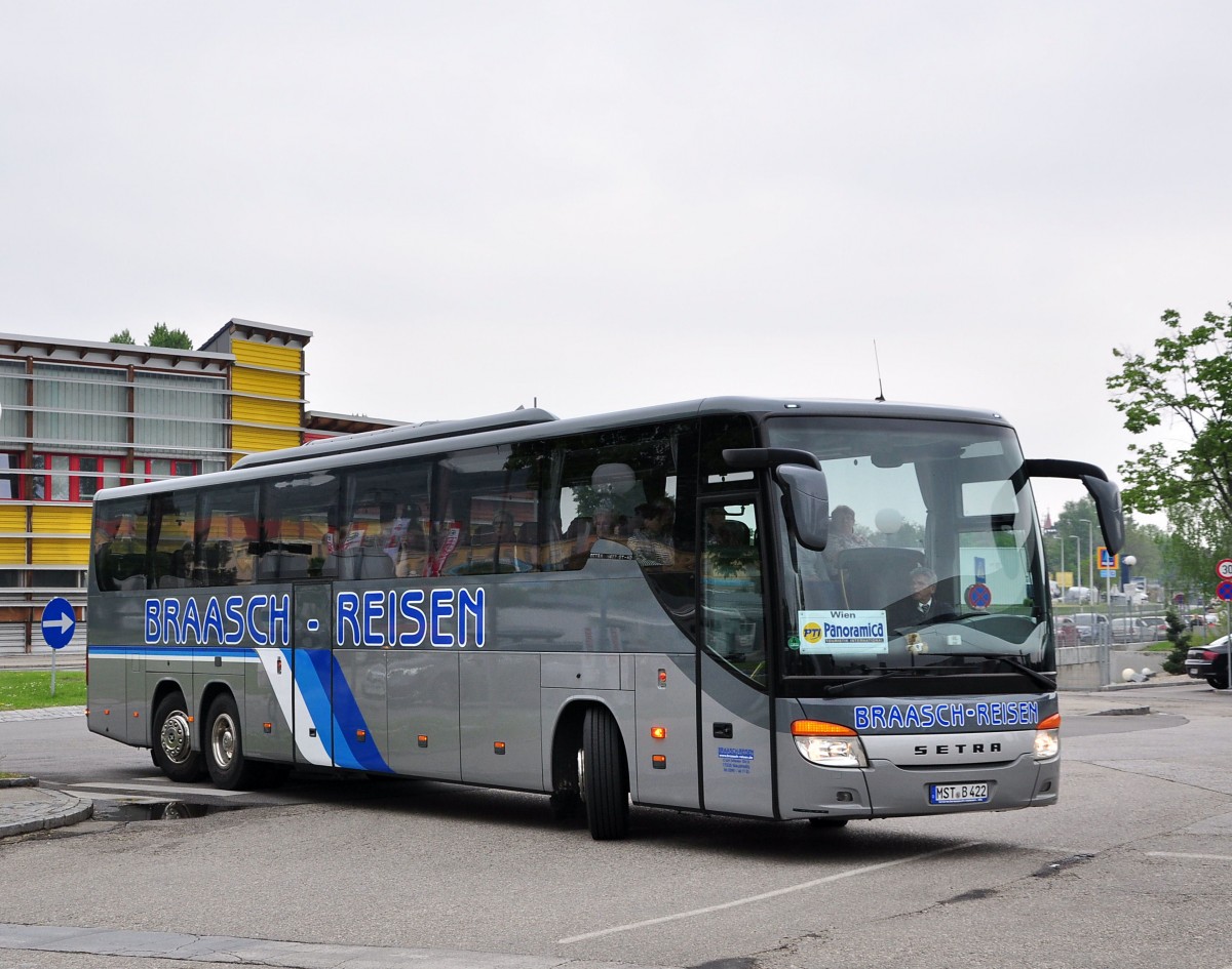 Setra 417 GT-HD von Braasch Reisen aus der BRD am 3.5.2015 in Krems.