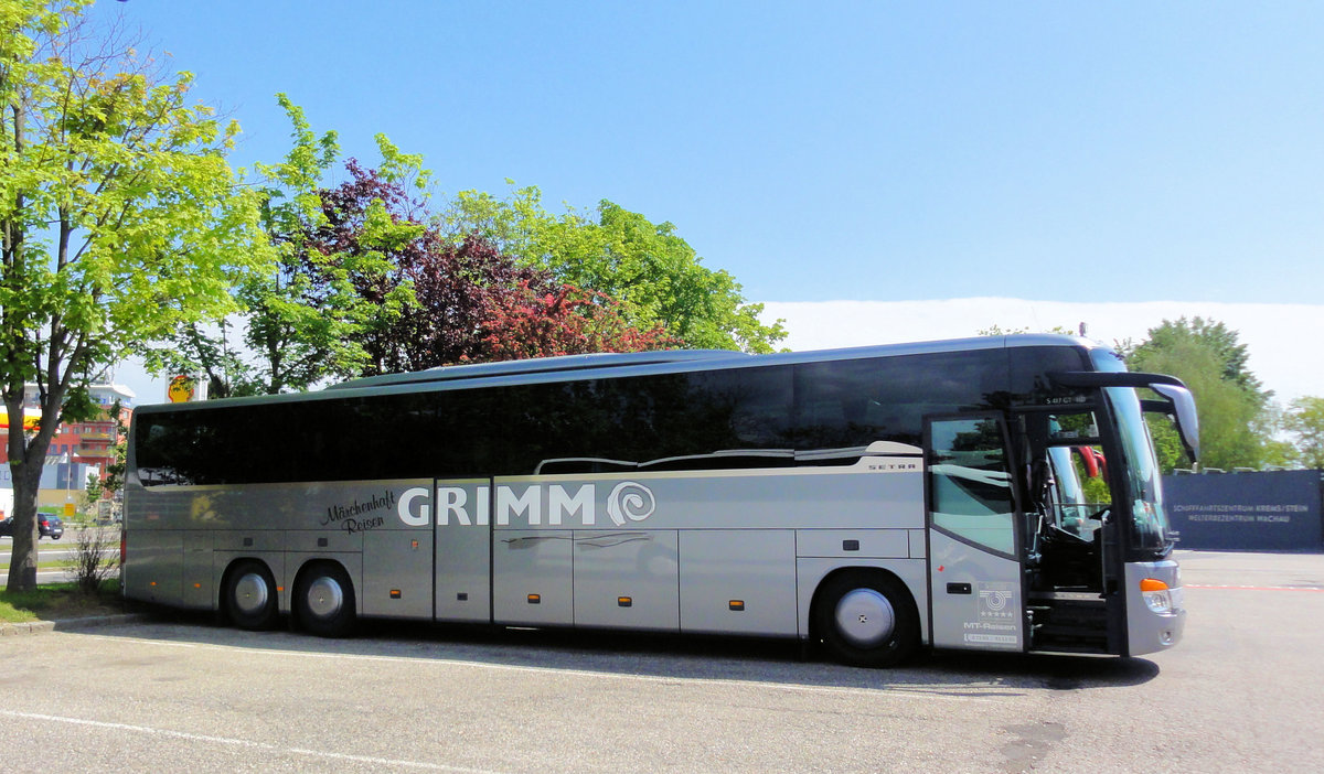 Setra 417 GT-HD von Grimm Reisen aus der BRD in Krems.