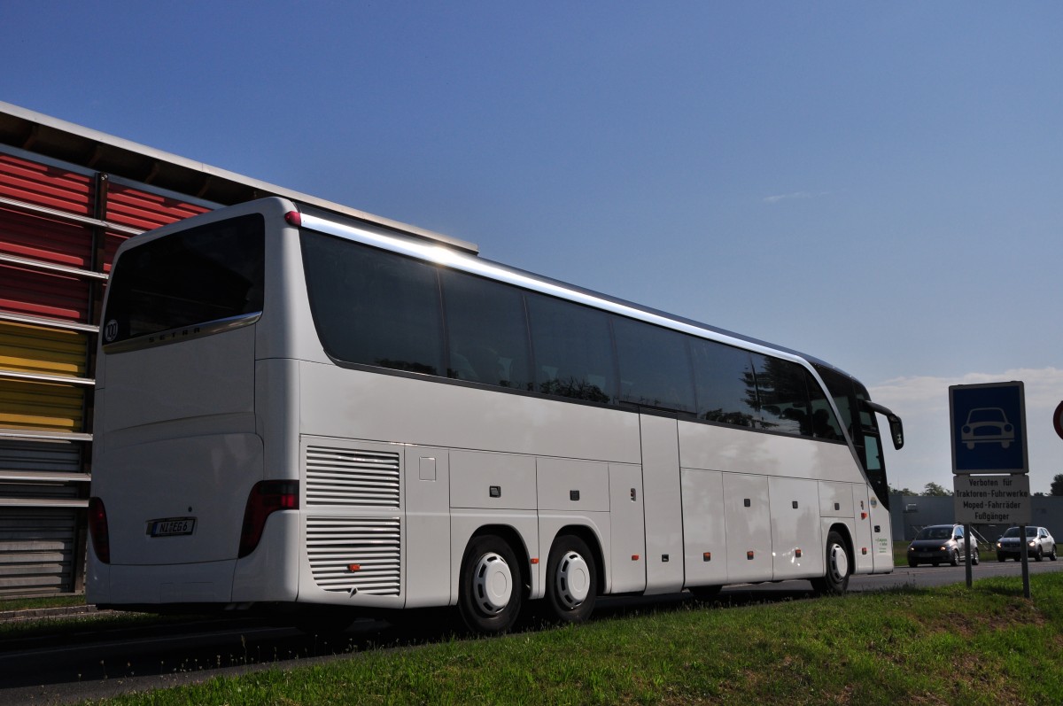 Setra 417 HDH von Langreder Reisen aus der BRD am 19.5.2015 in Krems.