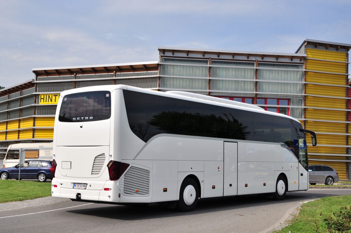 Setra 515 HD aus Wien am 8.5.2015 in Krems unterwegs.