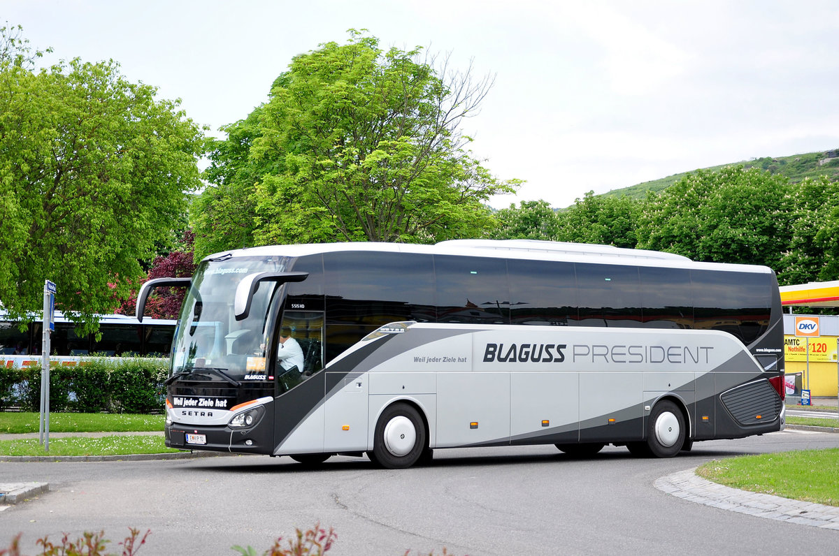 Setra 515 HD von Blaguss Reisen aus Wien in Krems gesehen.